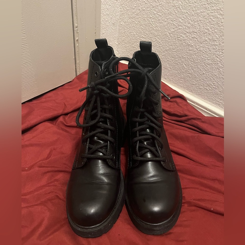 Juniors combat boots. Size 4